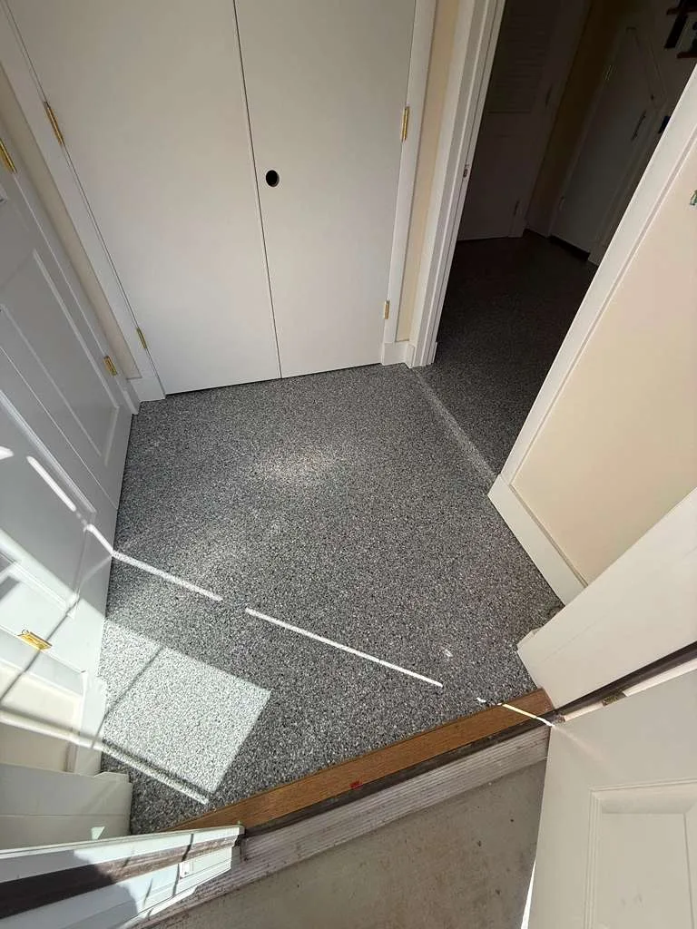 Entry and hallway floor in a grey flake coating
